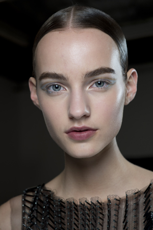 妆容由阿玛尼全球彩妆创意总监linda cantello定制 "妆容以东方水墨画