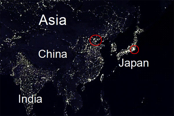 东亚夜晚卫星图,左侧红圈为北京周边区域,右侧红圈为东京周边区域.