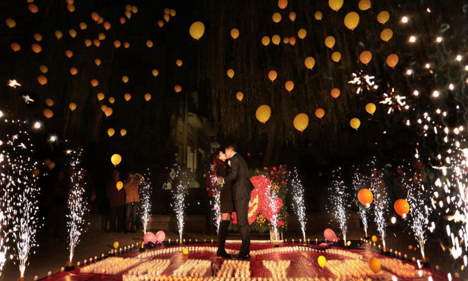 2014年11月25日,鲁能球员崔鹏在大明湖畔向女友浪漫求婚成功.