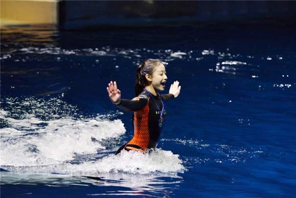 奇妙的朋友倪妮似美人鱼穿紧身衣身材凹凸有致