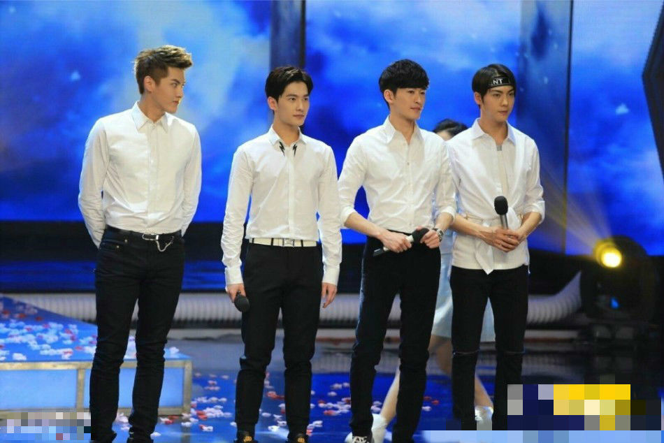 《快乐大本营》吴亦凡陈伟霆"壁咚" 张翰杨洋白衣翩翩1