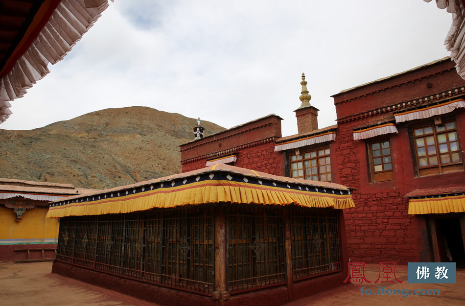 实拍萨迦派俄巴祖庭:海拔4200米的人气寺院
