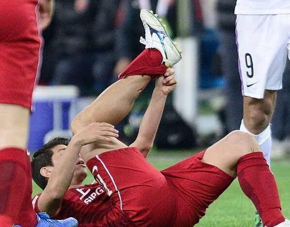 的22号球员郭皓接球,后者以亮鞋底的方式用右脚鞋跟部位上的鞋钉结结