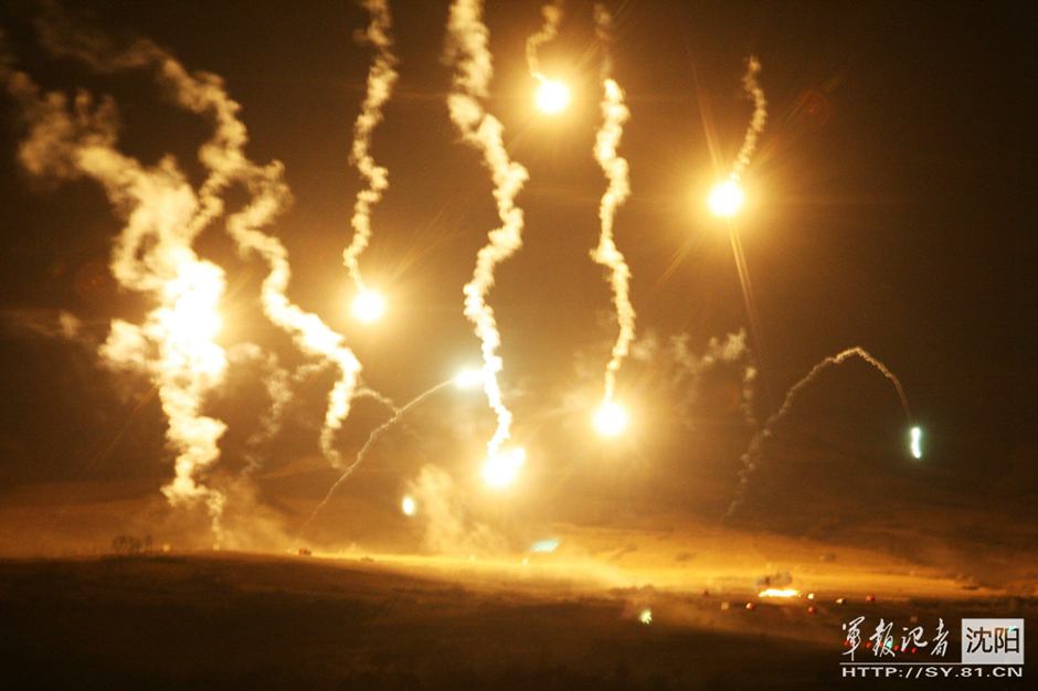解放军沈阳军区演练夜间组训炮火照亮夜空
