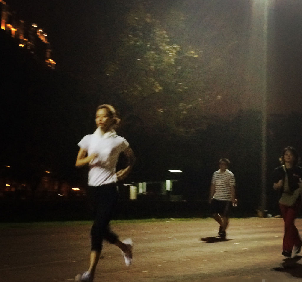 资讯 网罗天下王珞丹 凤凰娱乐讯 夏天到了,夜跑也成为了一个流行