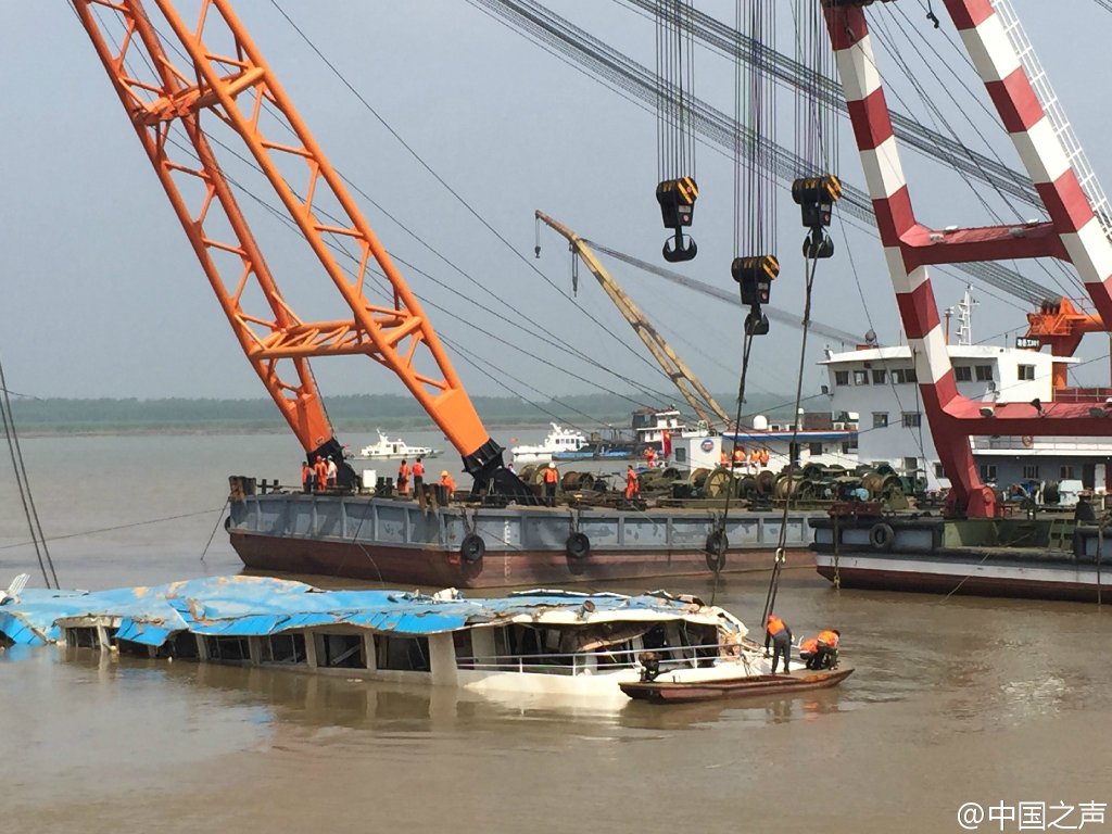 救援现场:沉船救援扶正作业正式开始