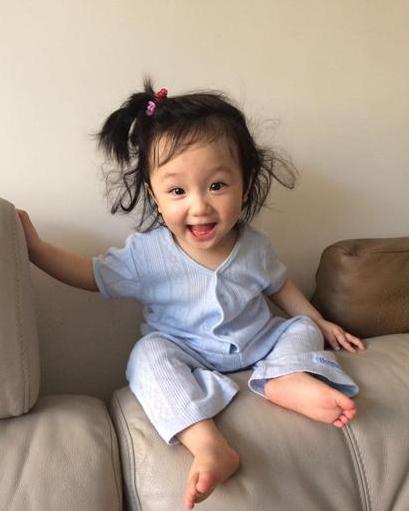 洪欣张丹峰女儿近照洪欣一家四口43岁洪欣与小11岁丈夫张丹峰凤凰娱乐