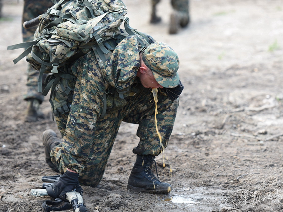 "侦察尖兵"比赛开始 俄士兵急行军累得呕吐不止