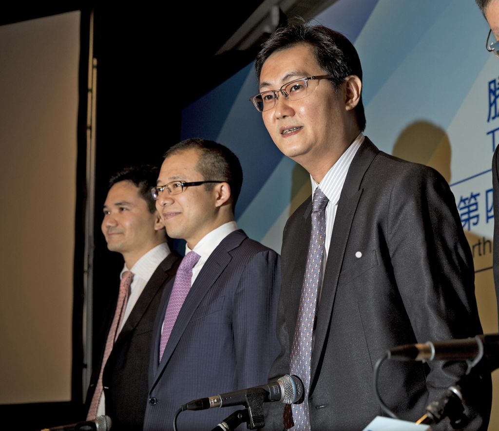 从高盛转投腾讯的两位高管詹姆斯·米歇尔(左)和刘炽平(中)与马化腾的