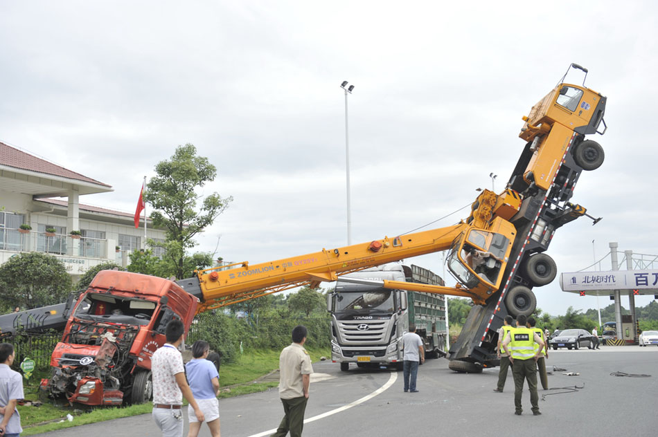 成都一吊车吊报废货车 自己反被吊翻