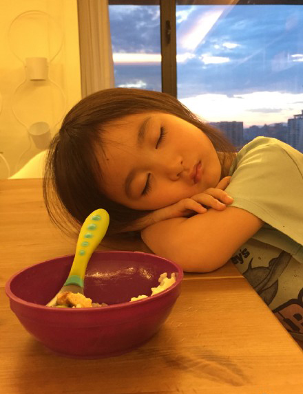 奥莉太萌啦吃饭时犯困竟趴在桌上睡着了