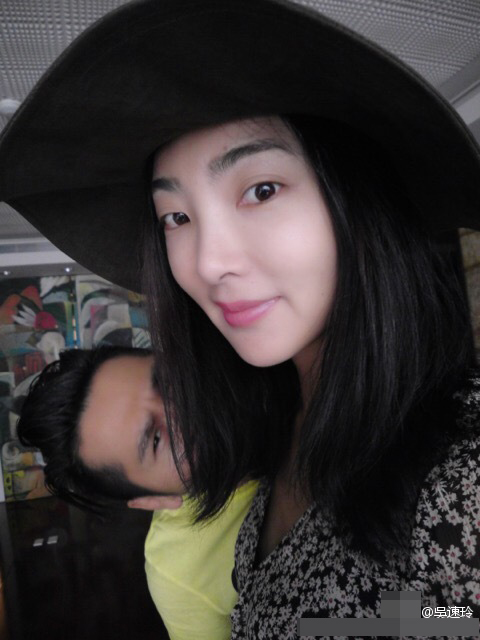 曹格妻子晒爱女生活照 grace姐姐吐舌卖萌(图)