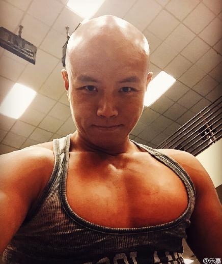 吓死宝宝了乐嘉晒健身照肌肉健硕