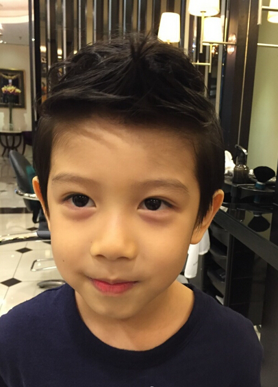 阔太胡静抱5岁儿子出镜 小正太颜值爆表