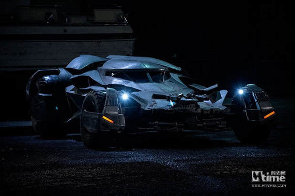 《蝙蝠侠大战超人:正义黎明》近日曝光了一组剧照,蝙蝠侠的战车全新