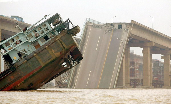 九江大桥垮塌八周年 撞桥船主自费调查桥墩