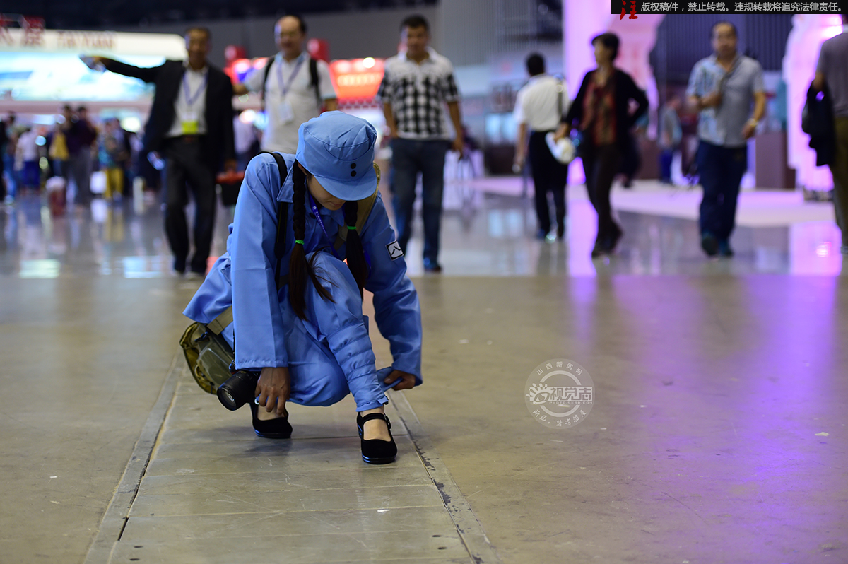 3.6万平方米的展馆场地,小蔚将"八路军服"滑落的绑腿带重新系上.