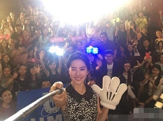 刘亦菲与粉丝合影