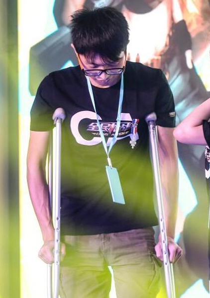 近日,在一档电子竞技比赛中,获得亚军的战队里竟然有一名双手拄着拐的