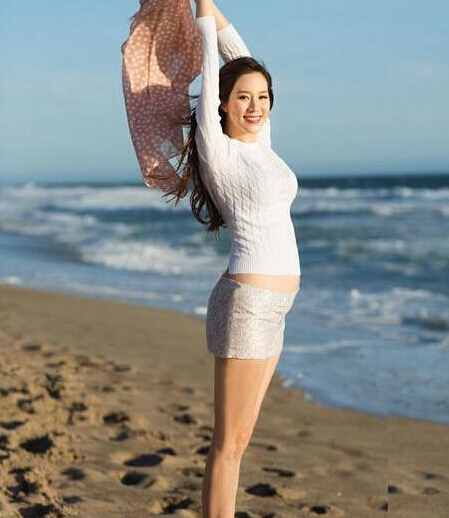 徐子淇22日晚间在instagram上传怀孕4个月时的旧照片,她站在海边享受