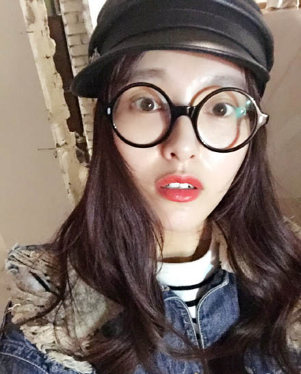 昨日,唐嫣在微博晒出两张自拍,头戴黑色帽子,搭配黑色眼镜框的她,嘴里