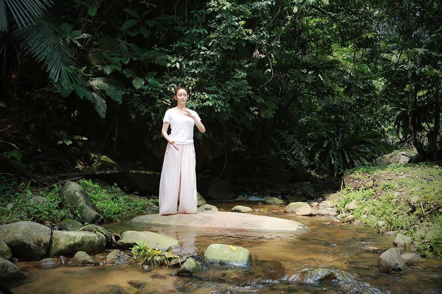 森林仙子!富太胡静盘坐林中练气功