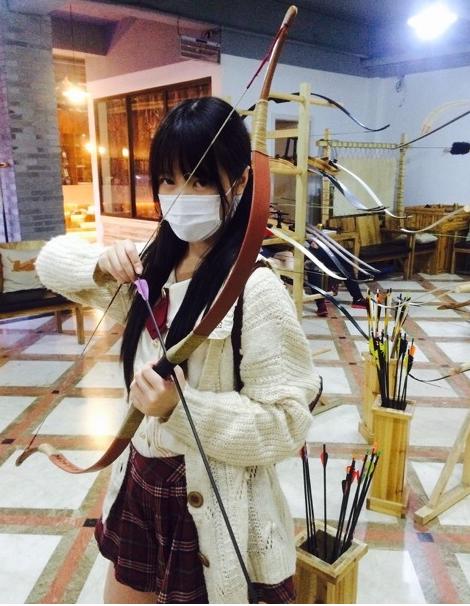 徐娇扎双马尾拉弓射箭 看那凌厉的小眼神!