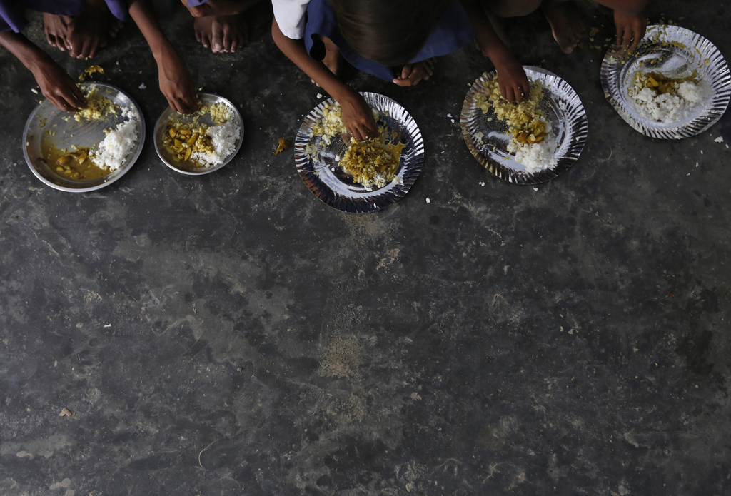 印度比哈尔,公立学校的学生享用免费的午餐摄于2013年