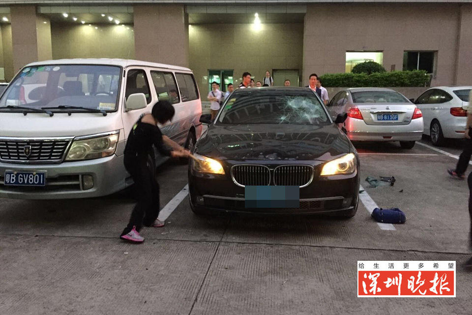 疑丈夫出轨 女子抡锤大砸丈夫豪车