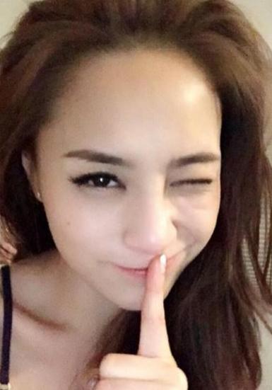 昨日,阿娇分享了张大头照,好像只穿了件背心,眯着单眼,用手指轻碰小唇