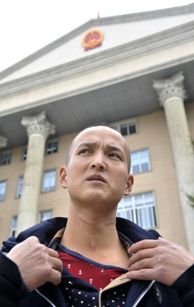 风筝线"隐身"辅道 男子骑行遭"割喉"(图)