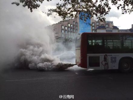 昆明一公交车排气管喷出滚滚黑烟 特警出动(图)