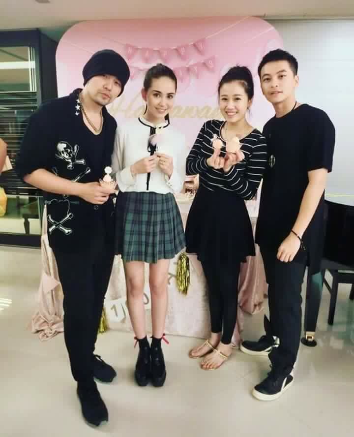 周杰倫愛女百日宴現場據臺灣媒體報道,昆凌(hannah)和周杰倫結婚1年多