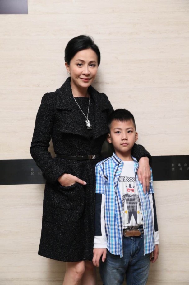 刘嘉玲开派对与康康亲嘴 两人偎依同坐-凤凰新闻