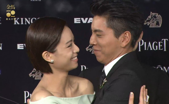 《我的少女时代》主创亮相 王大陆宋芸桦现"爱的抱抱"