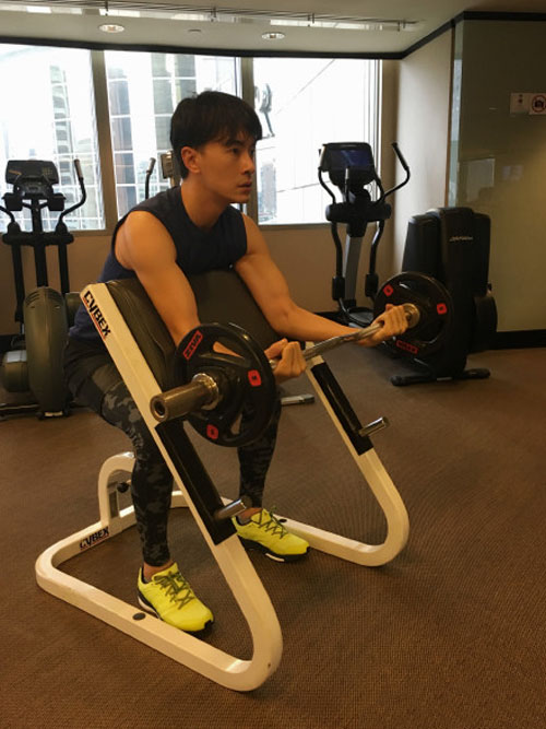 郑元畅晒健身照 自侃手臂肌肉:小老鼠(图)