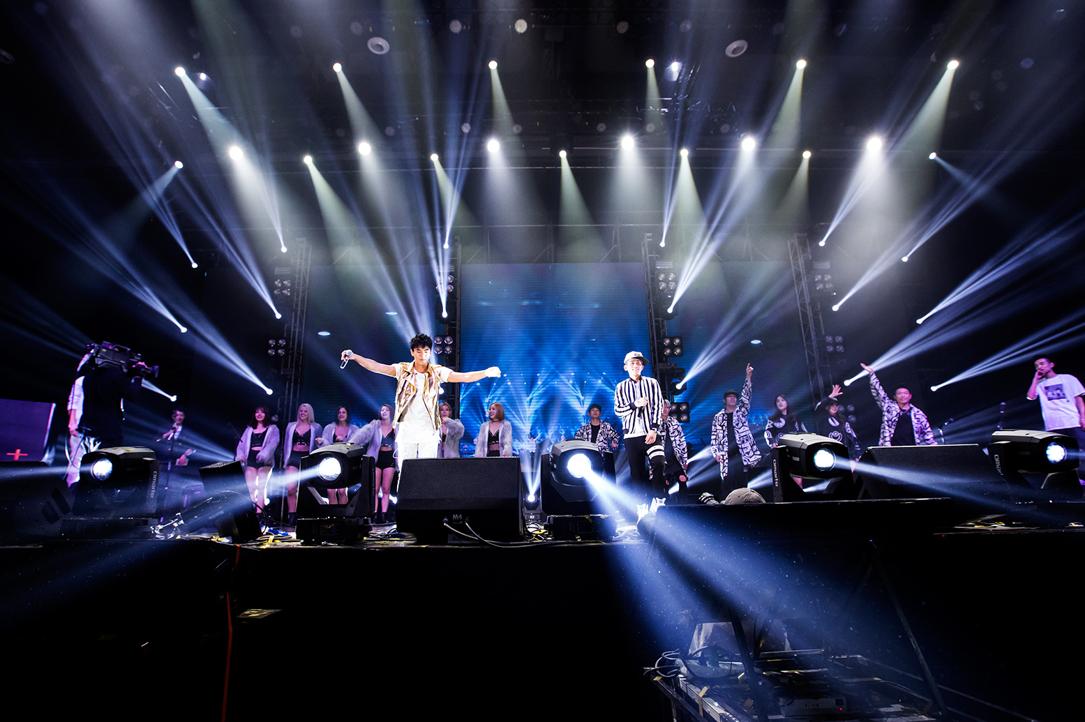 柯有伦劲歌热舞嗨爆舞台 与苏醒合体引高潮_凤凰娱乐