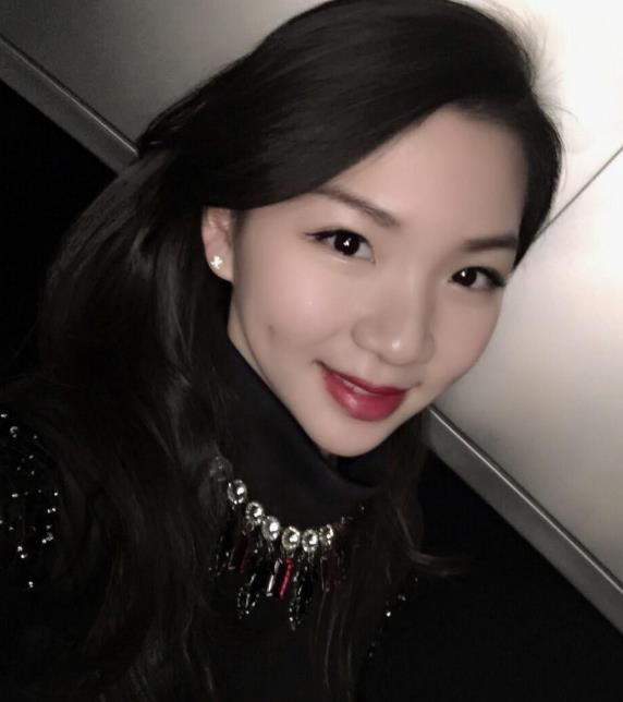 孙祥娇妻秀美照 旗袍性感黑丝露小蛮腰