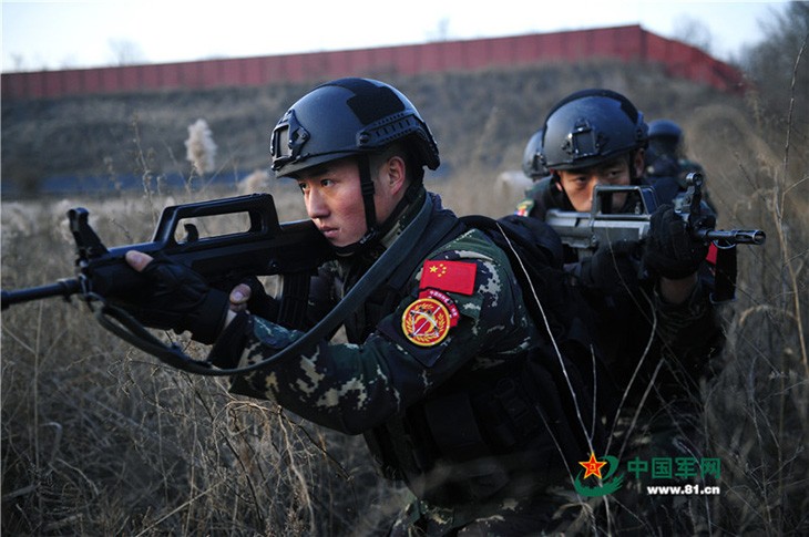 38军特战旅亮单手换弹夹绝技 新型头盔普遍掉漆