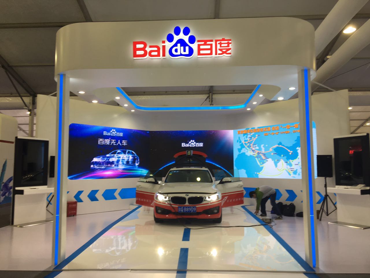 百度展台展示的无人驾驶汽车