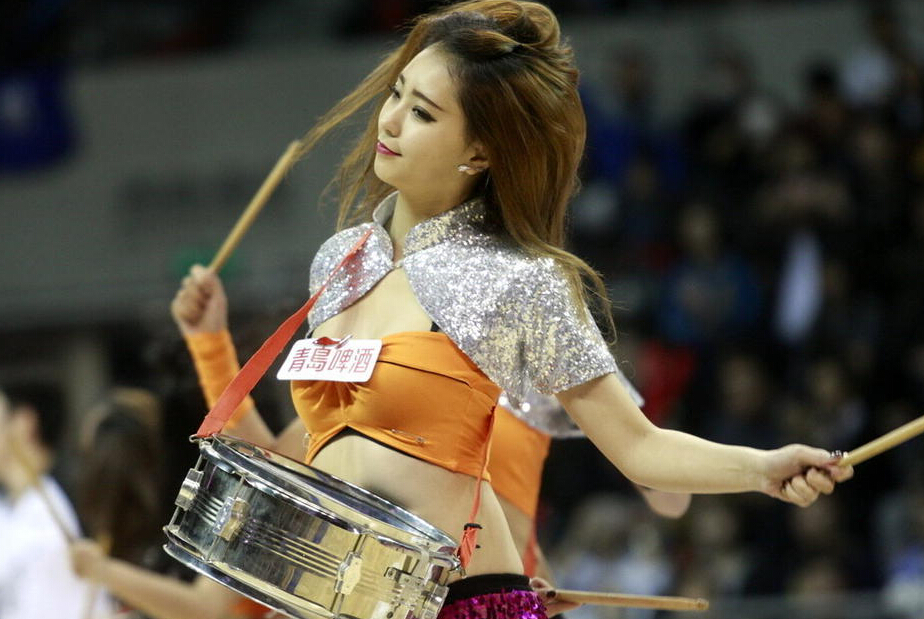 篮球宝贝性感热舞 忘情劈腿无惧底裤外露