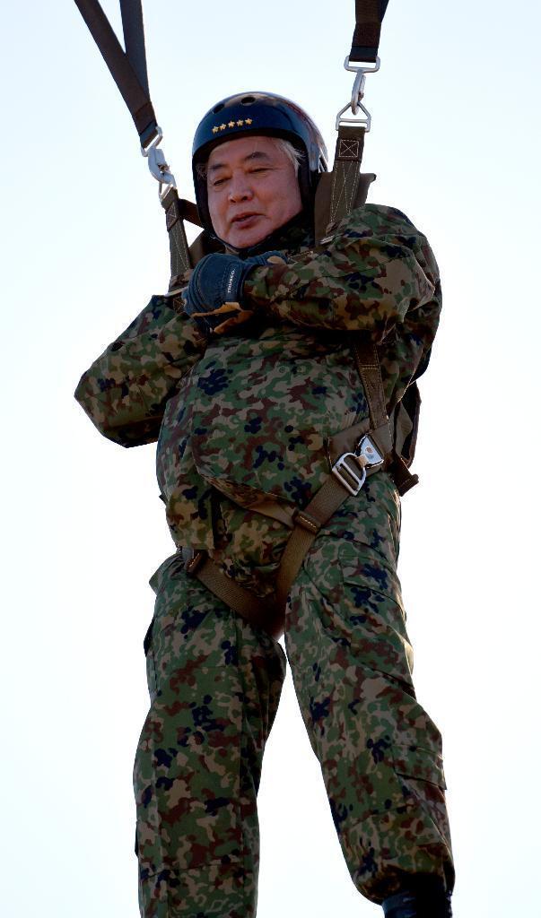 日本精锐伞兵新年首练 防卫大臣跳伞一路闭眼大喊