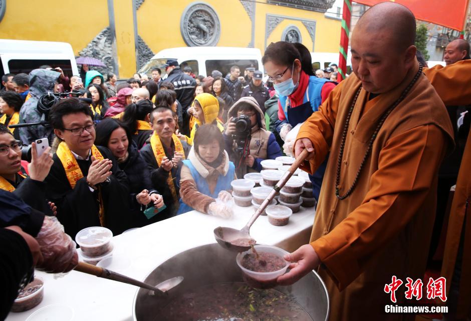 品尝美味腊八粥,共享和谐吉祥年——上海玉佛寺腊八施粥