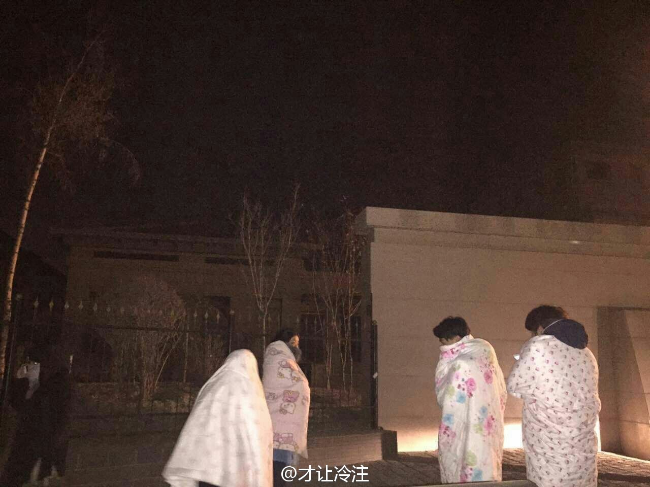 青海门源地震:市民揽被子避震一幕