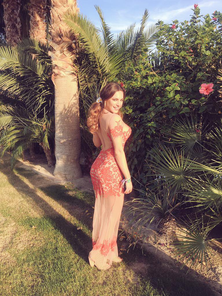 英国超模酷爱科比 晒凸点照火辣诱人