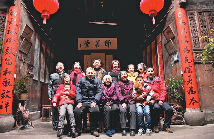 歙县百岁老人四代同堂的幸福照