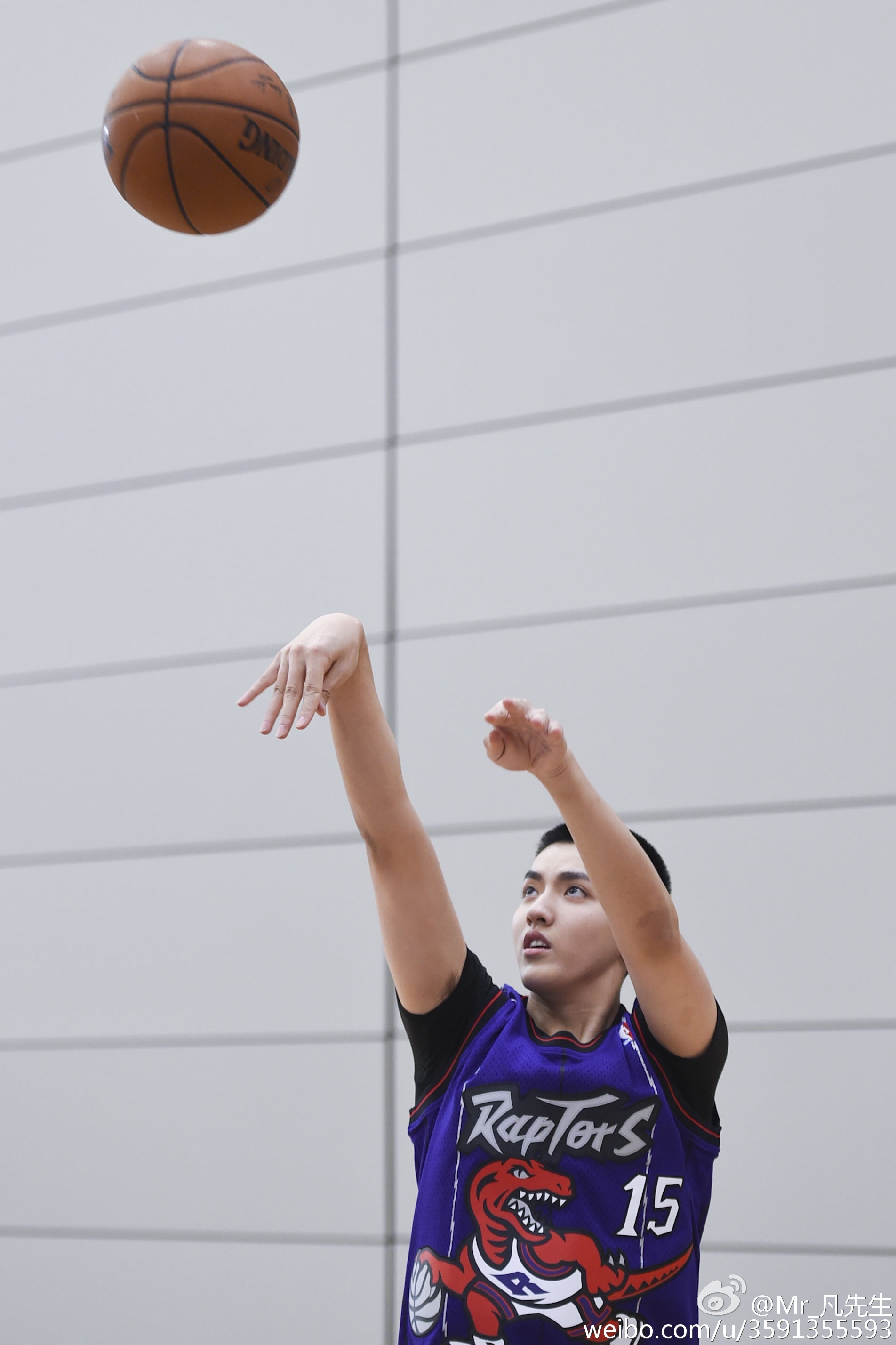 吴亦凡全明星赛前练球 穿多伦多球衣挥汗如雨