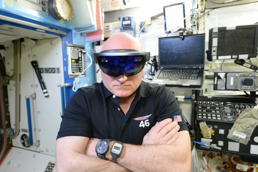 国际空间站NASA宇航员佩戴HoloLens照片曝光_凤凰网