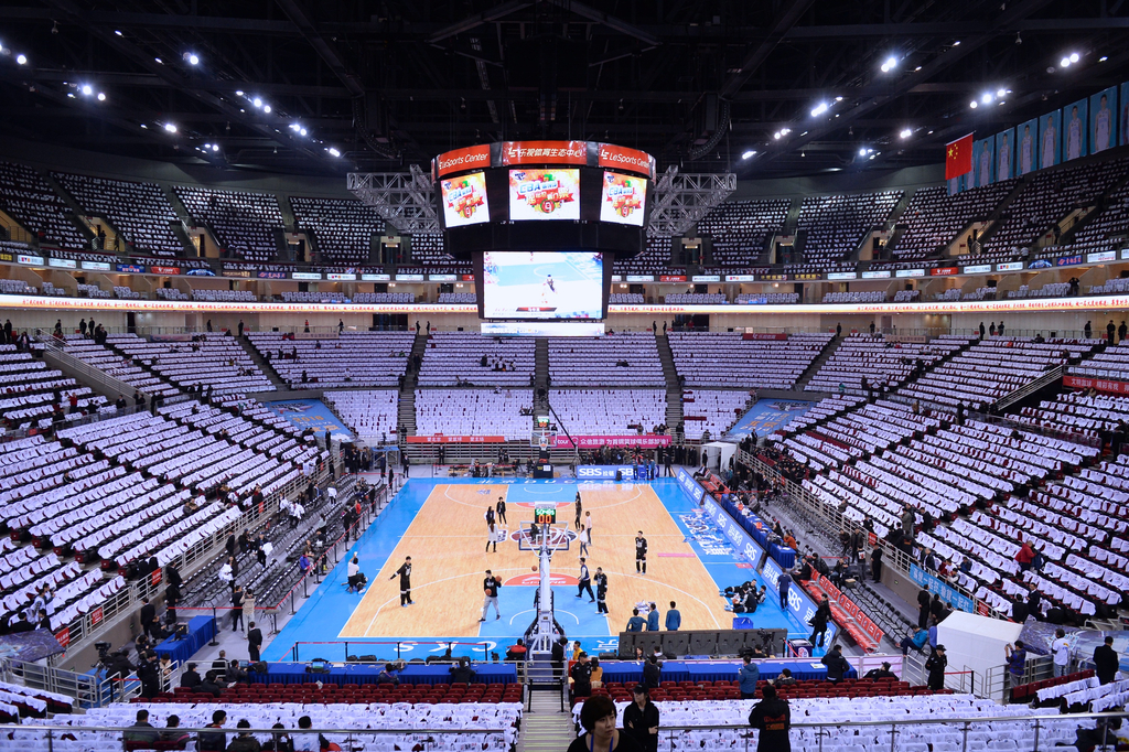 赛前北京主场五棵松篮球馆凳子上都放上了一件t恤,上面写着北京"横"!