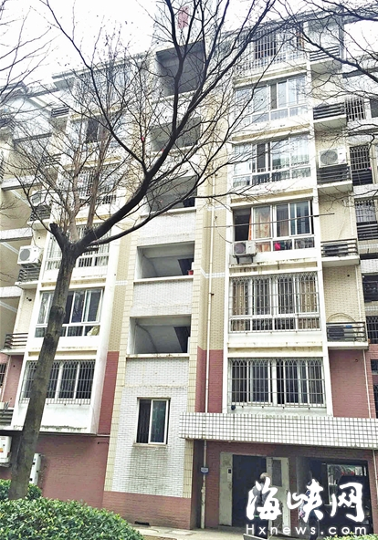 24岁弟弟杀死40岁姐姐 走到小区楼下等警察